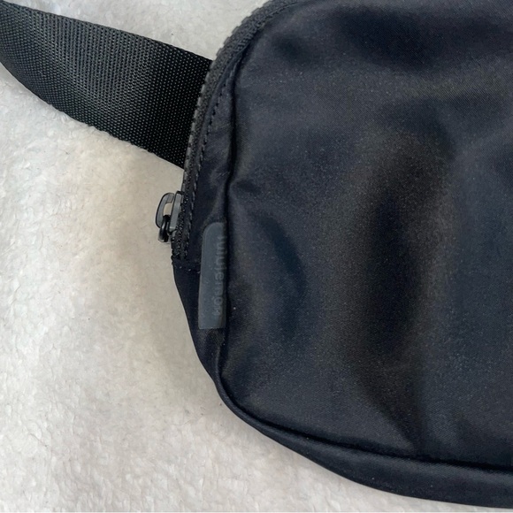 Lululemon OG Black Belt Bag - Picture 4 of 10
